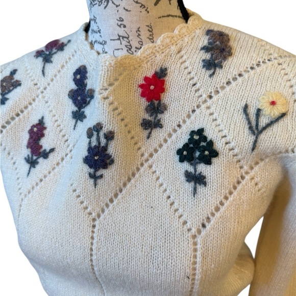 VINTAGE Woolrich Floral Embroidered Cream Sweater - Picture 7 of 14